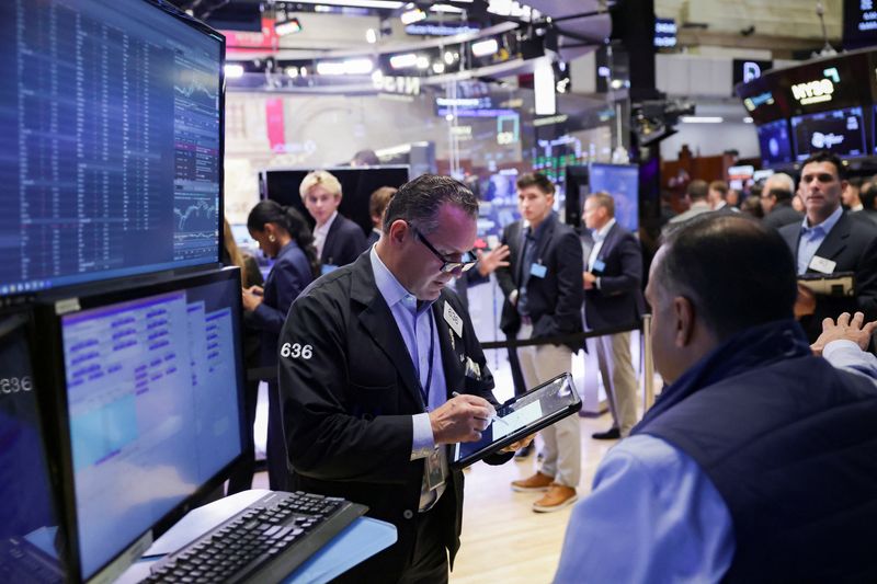 U.S. stocks rally on AI fervor; gold pushes on to new record highs