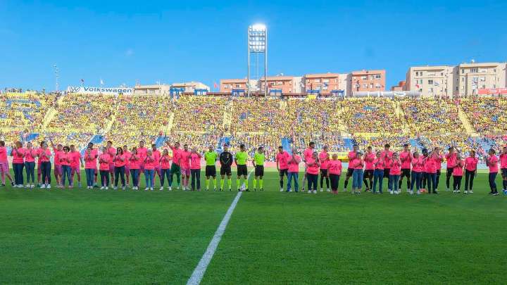 Camisetas especiales, protagonistas de lujo en el paseillo y hasta chocolatinas; la UD Las Palmas se vuelca con la lucha contra el cáncer de mama