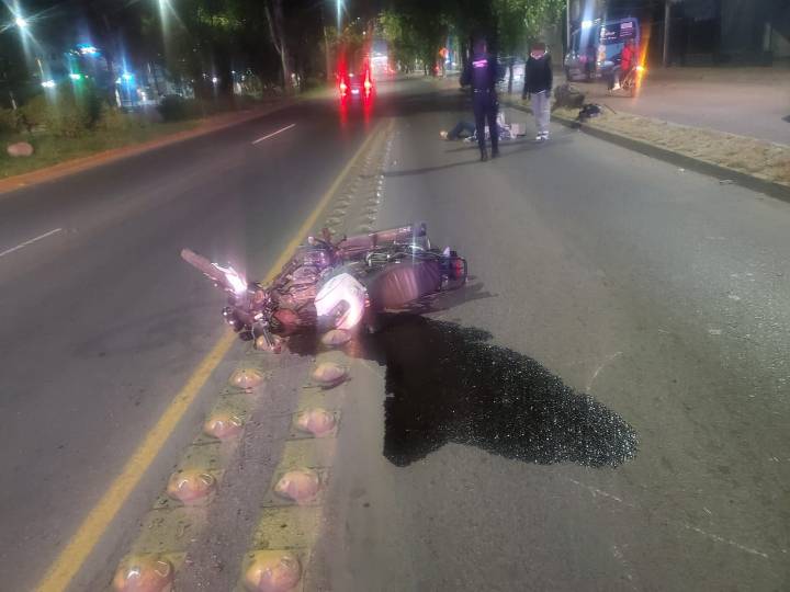 Cae motociclista en Bosques del Prado y queda herido