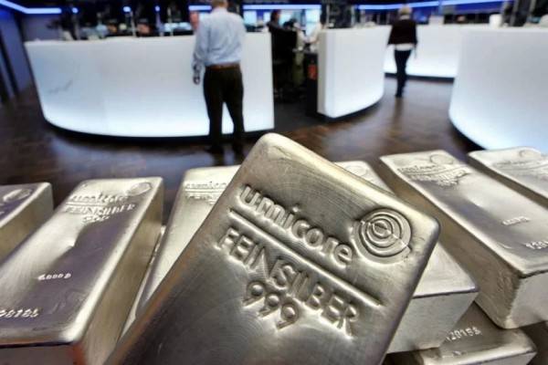 Cae 6% precio de la plata, su mayor baja en seis meses