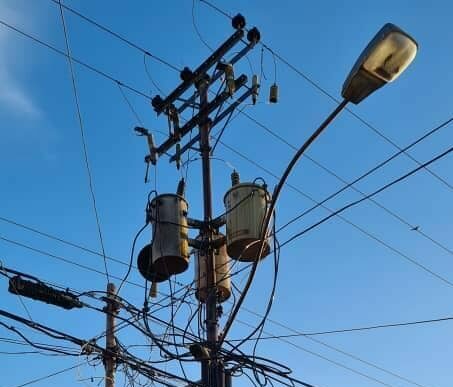 Reportan fluctuaciones eléctricas en el país