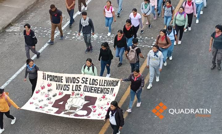 Exigen normalistas justicia por la desaparición de los 43 de Ayotzinapa