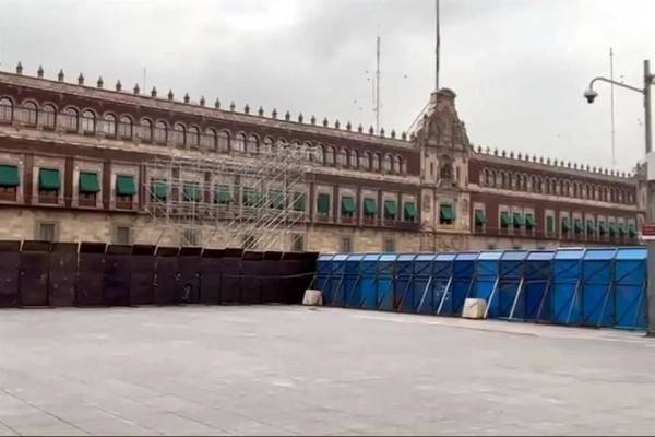 Refuerzan con vallas Zócalo por marcha del 2 de octubre