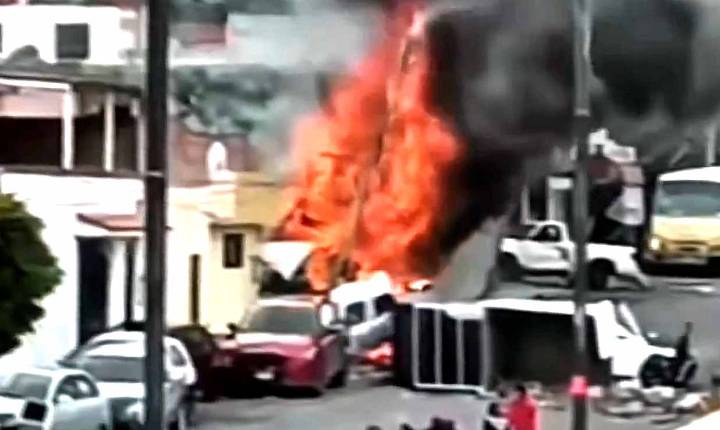 Tráiler sin frenos causa incendio al embestir casa y dos autos en Querétaro