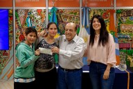 Mussi entregó subsidios a 40 familias de escasos recursos de Berazategui para mejorar sus hogares