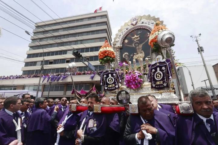 Editora Perú rindió homenaje a Señor de los Milagros en penúltima procesión en Lima