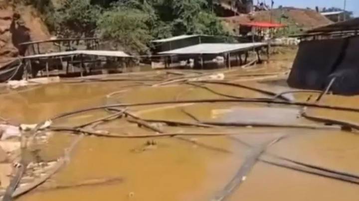 ¡Tragedia en las profundidades! Catorce vidas se apagan al inundarse una mina de oro.