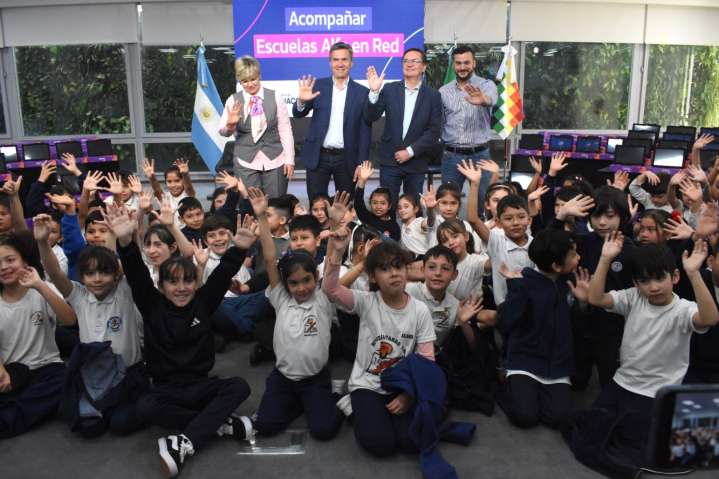 El Gobernador Zdero entregó las primeras tablets del programa Escuelas Alfa en Red
