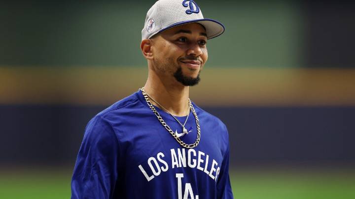 Dodgers' Mookie Betts wins prestigious Roberto Clemente Award