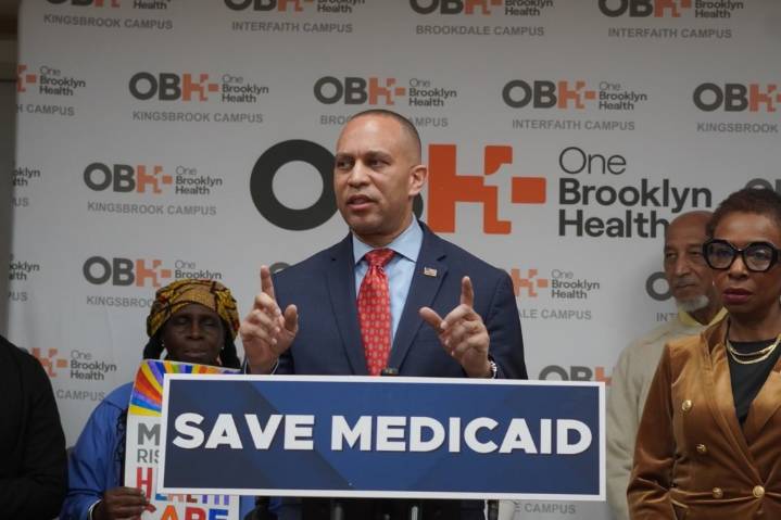 Man pardoned after storming Capitol is charged with threatening to kill Hakeem Jeffries