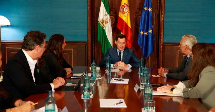 Juanma Moreno cancela su viaje a Valencia para el funeral de la dana ante el retraso de su vuelo y las incidencias por lluvias