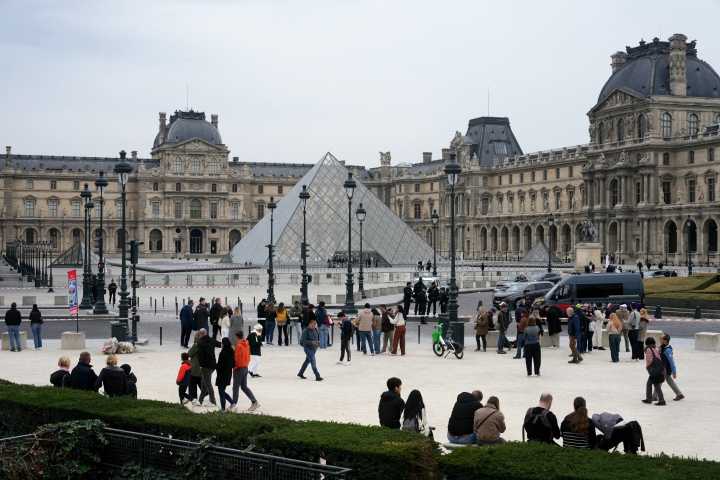 Manhunt underway for 4 suspects after brazen heist at Louvre in Paris
