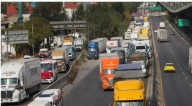 Tráiler vuelca tras intento de asalto en la México