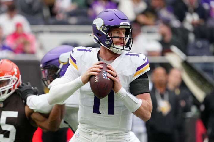 Carson Wentz leads Vikings to a comeback win over Browns