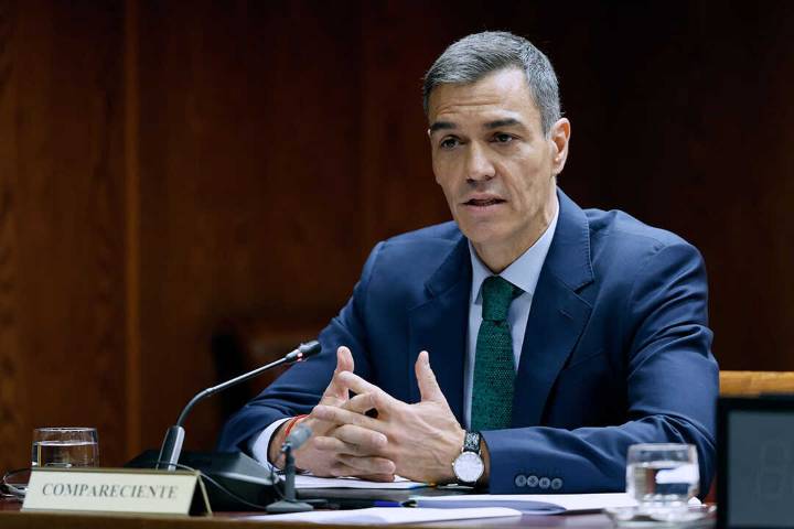 Sánchez reaparece en el Senado y admite pagos en efectivo al PSOE: “Siempre contra factura”