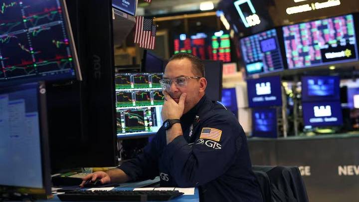 Wall Street opera a la baja, arrastrada por resultados de Netflix que decepcionaron al mercado