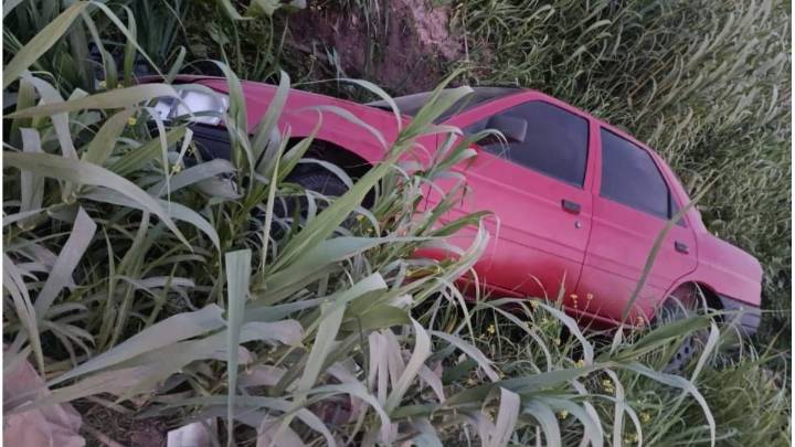 Paraná: adolescente perdió el control de un auto y terminó en una zanja