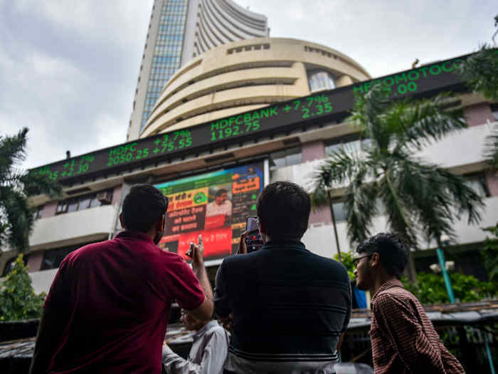 Stocks Rise In Early Trade On Banking Gains