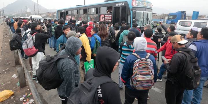 Fotos y videos del paro de transportistas HOY: caos y desesperación de usuarios por demoras y falta de unidades de transporte