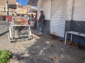 Se registra choque en el Centro de Torreón, uno de los vehículos se “lleva” negocio de gorditas