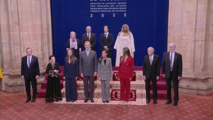 Los Reyes y sus hijas posan con los Premios Princesa de Asturias 2025