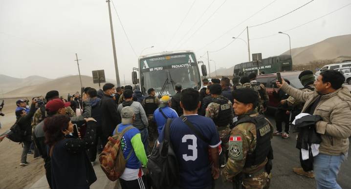 Policía desbloquea la avenida Gambetta tras protesta de transportistas (GALERÍA)