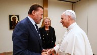 Schwarzenegger hace sonreír al papa León XIV al calificarle de «héroe» ambientalista