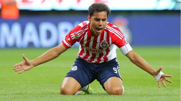 Chivas retiró la playera de Omar Bravo del  museo de sus jugadores históricos