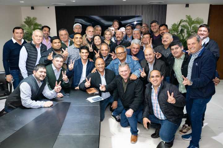 Insfrán se reunió con intendentes y presidentes de Comisiones de Fomento