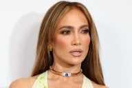 Espera un momento. ¿Jennifer Lopez lleva parches para las ojeras... encima del maquillaje?