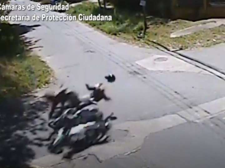 Violento choque de dos motociclistas en Tigre: ambos salieron "volando" por el aire tras el impacto