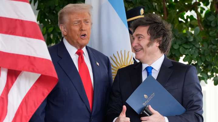 Trump amenaza con cortar la ayuda a Argentina si el presidente Javier Milei pierde las elecciones