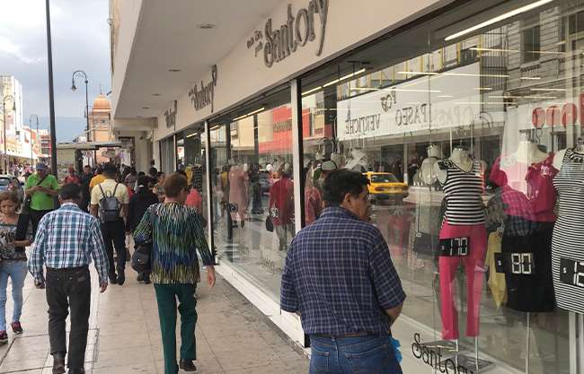 Esperan comerciantes de Saltillo derrama por aguinaldos; coincidirá con Buen Fin