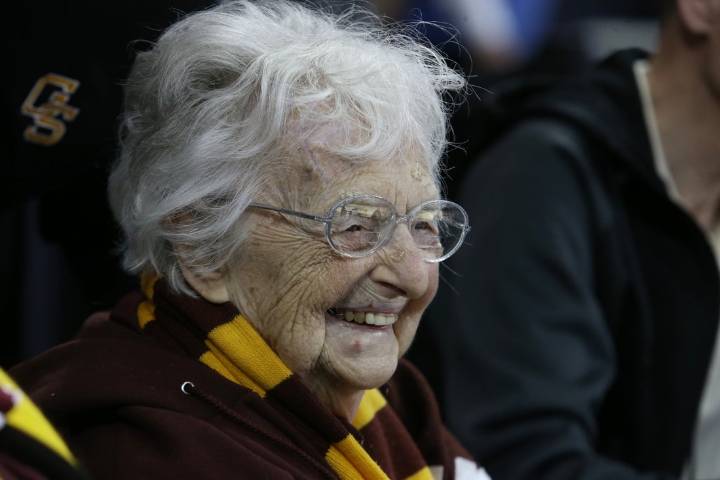Deadspin | Famed Loyola-Chicago chaplain Sister Jean dies at 106