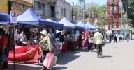 Exposición de talleres municipales en el Paseo Pachamama