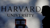 Trump dice que la rendición le costará a Harvard 500 millones de dólares