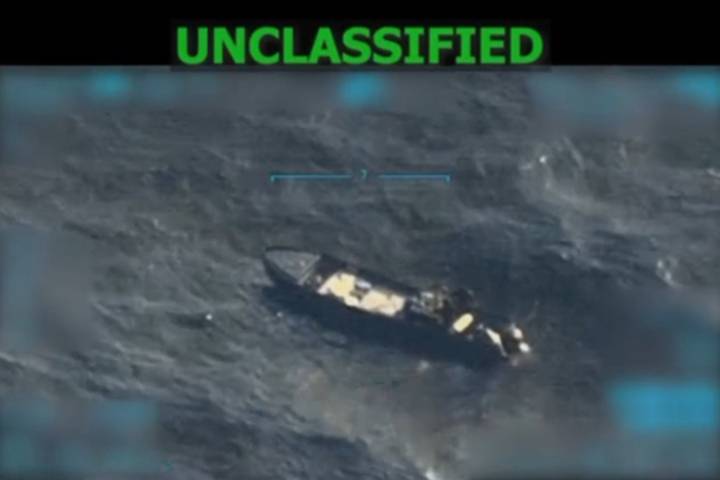 Trump confirma otro ataque a barco con drogas en el Caribe y sugiere operativos en tierra