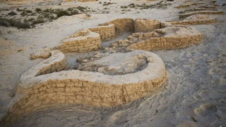 La fortaleza militar de 3.500 siglos que había estado oculta en medio del desierto revela detalles sobre la defensa militar de la época