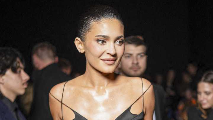 Kylie Jenner apuesta por un look total black y un estilo natural ¡Míralos!