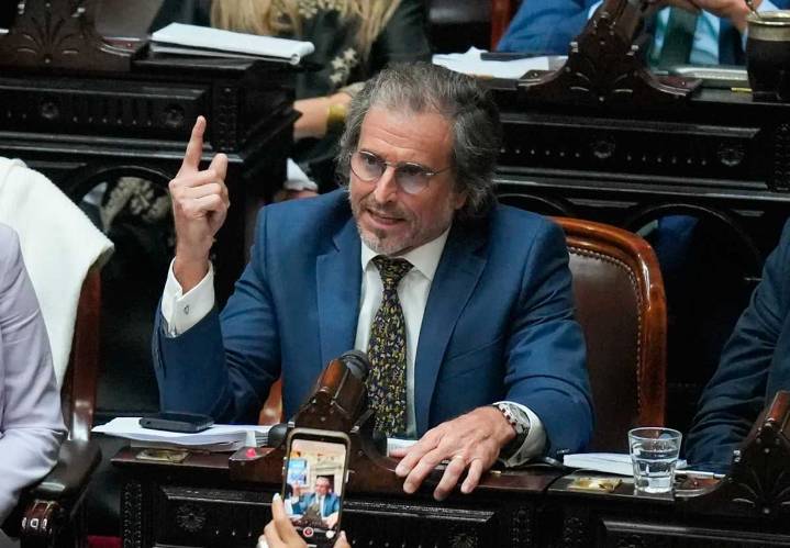 Bertie Benegas Lynch asume la presidencia de Presupuesto en reemplazo de José Luis Espert y empieza la pelea
