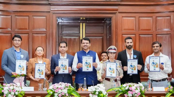 Need To Start Cyber Safety Lessons From Class 3: CM Fadnavis