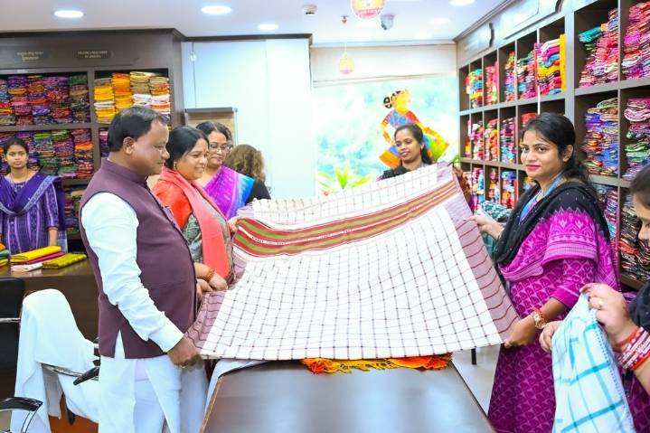 Gandhi Jayanti: Odisha CM advocates for handloom products