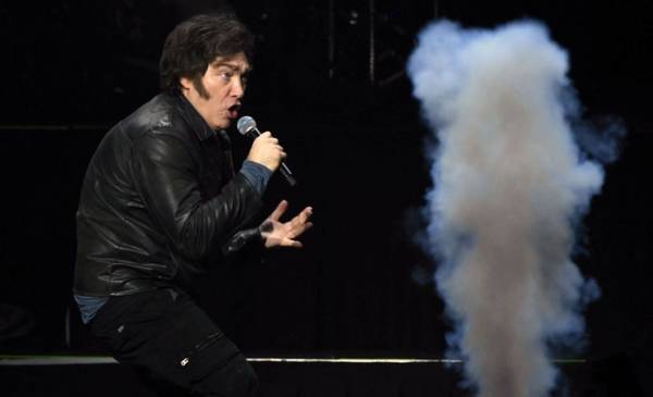 Javier Milei canta y encabeza la presentación de su nuevo libro, tras la crisis por la renuncia de Espert