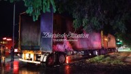 Motociclista, grave tras ser impactado por un tráiler que lo arrastró e incendió su vehículo