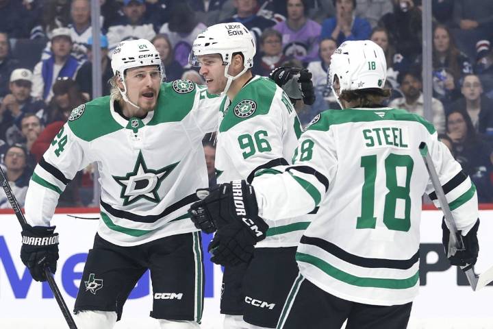 Deadspin | Kyle Connor notches hat trick, but Stars hold off Jets' rally