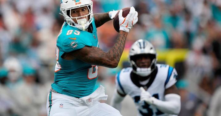Miami Dolphins place tight end Darren Waller on injured reserve with pectoral injury