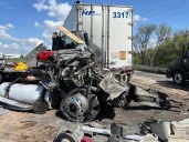 Exceso de velocidad y falla mecánica provoca choque entre tráileres