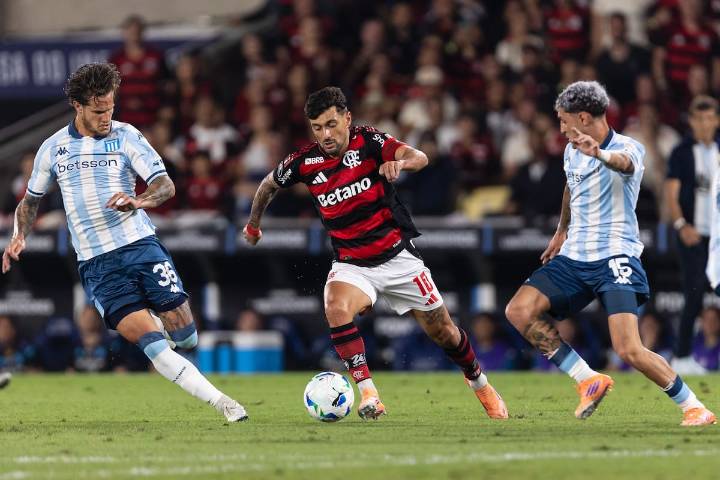 VIDEO. Semifinal vuelta de Copa Libertadores: bus de Flamengo llegó tarde y el partido ante Racing se retrasa 20 minutos