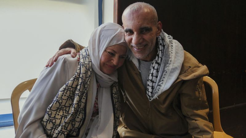 Palestinos liberados de cárceles israelíes se reencuentran con sus familias