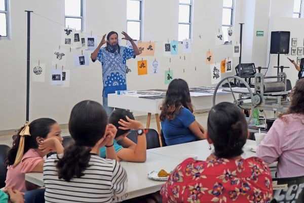 Enseña técnicas de grabado artista juarense Jorge Pérez ‘Yorchote’